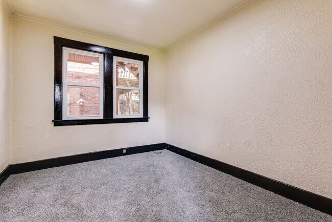 Building Photo - 609 E Warrington Ave