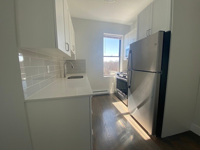 Building Photo - 77 Park Dr