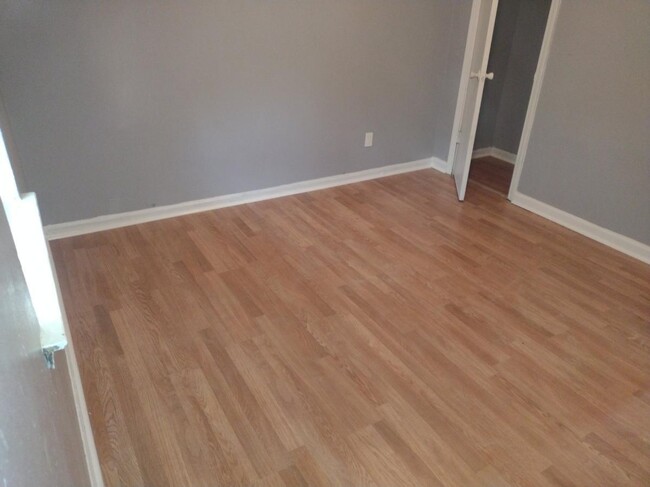 Laminate flooring - 3063 Green Rd