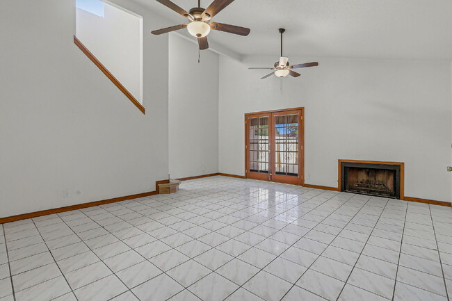 Building Photo - "Charming 3-Bedroom Retreat with 2 Full Baths