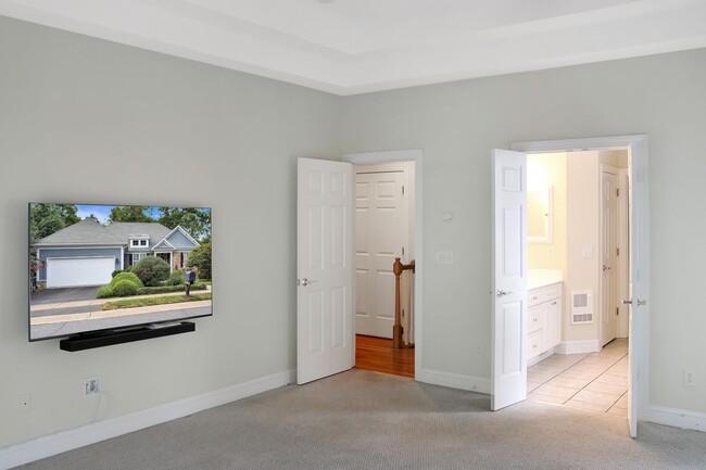 Building Photo - 5 Bedroom with Elevator