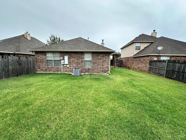 Building Photo - 1306 SW 25th St