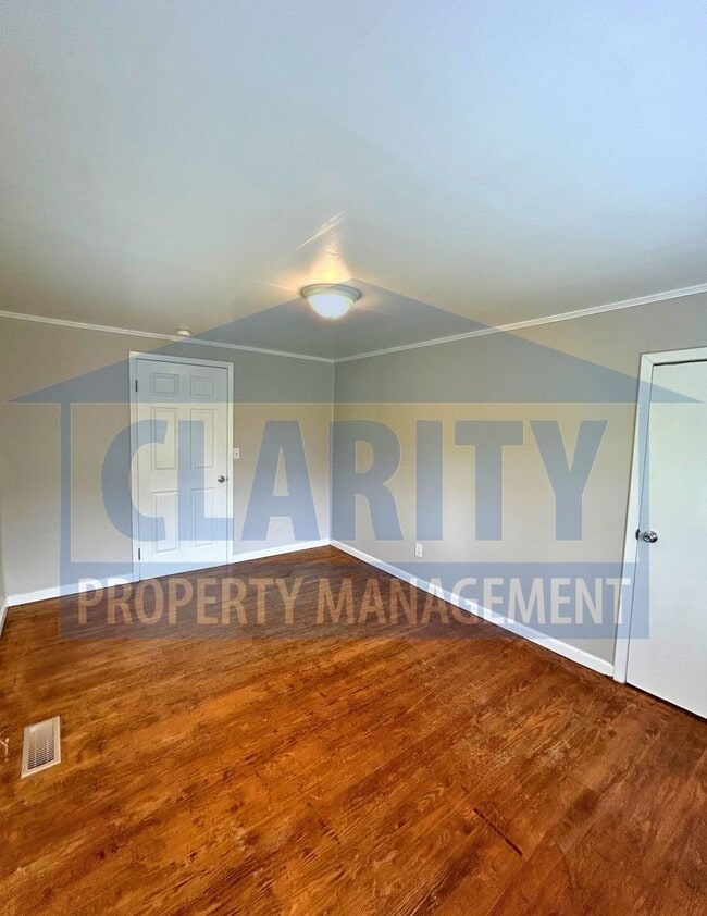 Building Photo - Charming 2-Bedroom Home with Spacious Yard...