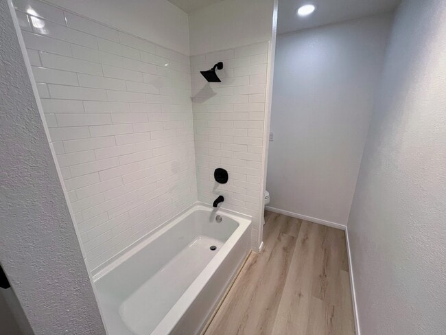 Building Photo - 915 Ranch View Ln