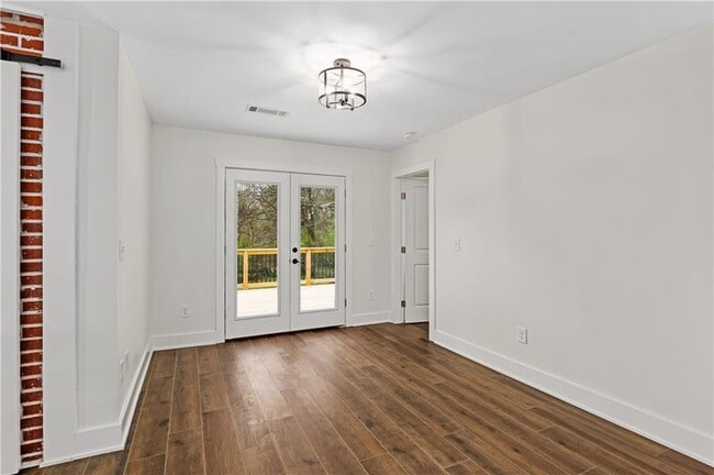 Building Photo - 668 Custer Ave SE