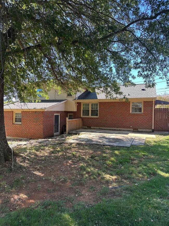 Building Photo - 3 bedrooms 2 baths, Split Level in the loc...