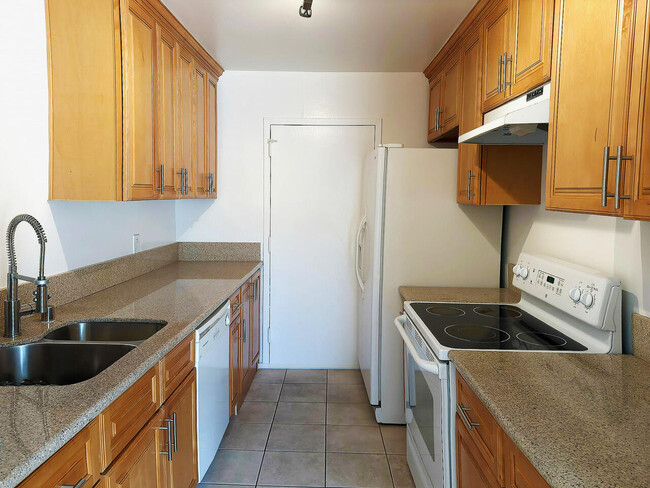 Building Photo - 100 S Doheny Dr