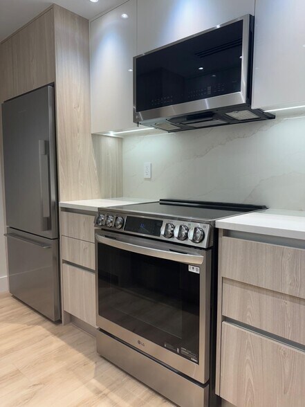 Building Photo - 10275 Collins Ave
