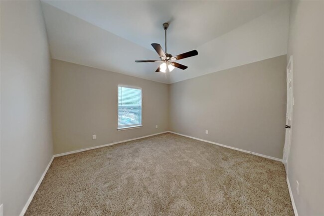 Building Photo - 2727 Lakecrest Way Dr