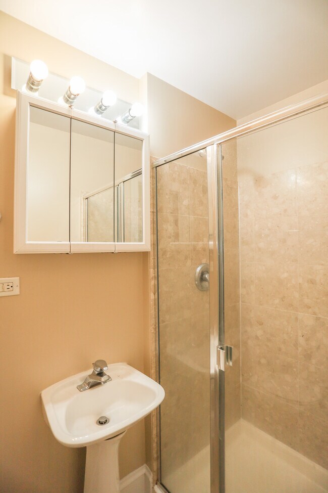 Building Photo - 3702 N Sheffield Ave