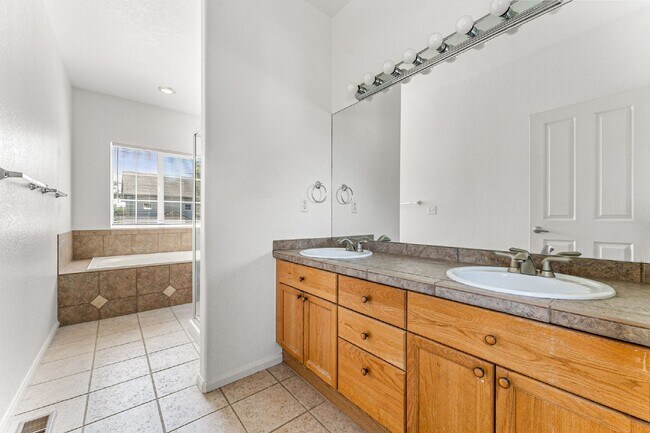 Building Photo - 4-Bed Arvada Home w/ Bedroom & Full Bathro...