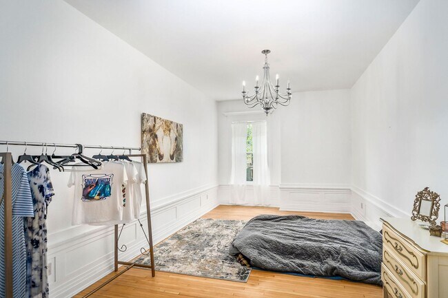 Building Photo - Beautiful 3 Bedroom/2 Bathroom First Floor Apartment in East Duluth Mansion - AVAILABLE JUNE!