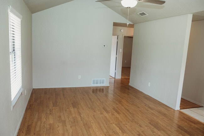 Building Photo - 505 W Bluebonnet Dr