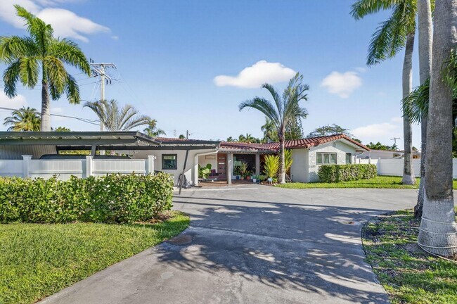 Building Photo - 2601 NE 8th Ct