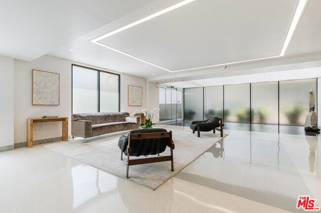 Building Photo - 818 N Doheny Dr