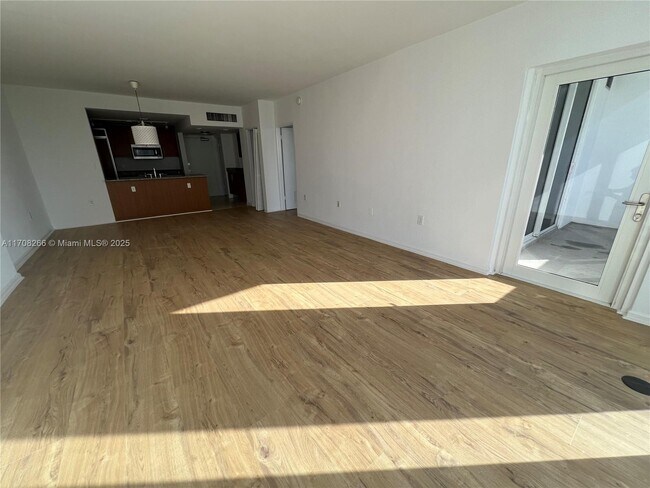 Building Photo - 10275 Collins Ave