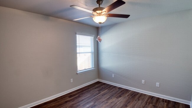 Building Photo - 610 Hollyhock Dr