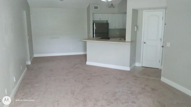 Building Photo - Spacious third floor unit located in the gated community of Venetian place