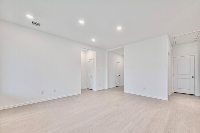 Building Photo - 6822 Yellow Jessamine Ln