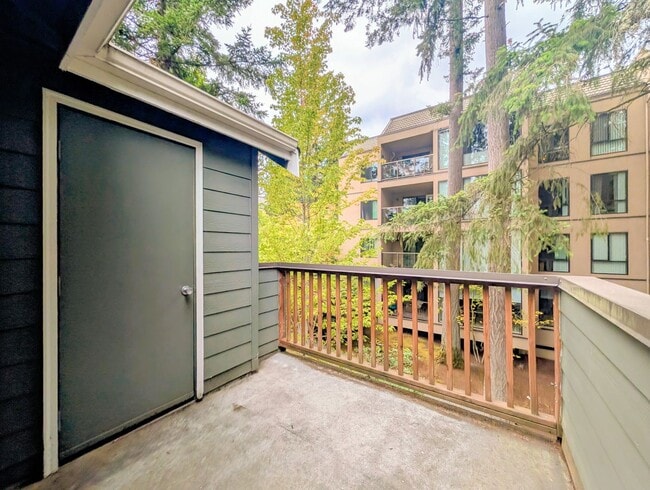 Building Photo - 15433 Country Club Dr