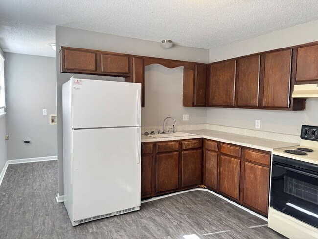 Building Photo - Brick 3 bedroom ranch, large living room, ...