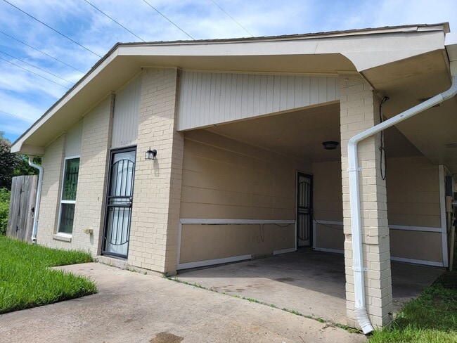 Building Photo - 7667 Avon Park Blvd