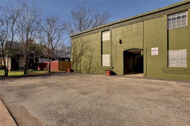 Building Photo - 303 W 40th St