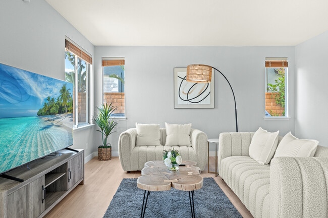 Building Photo - 10919 Mirador Dr