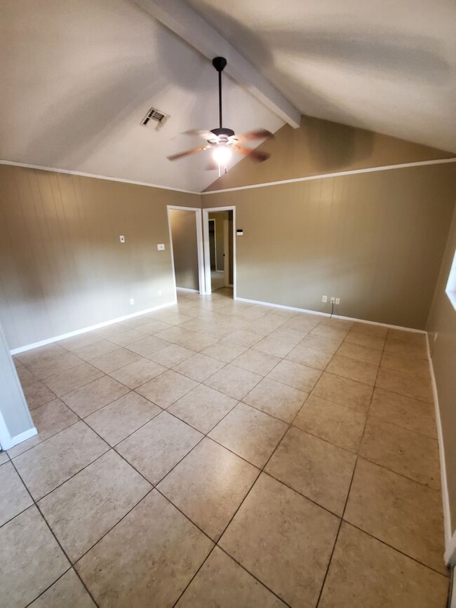 Building Photo - College Station - 3 Bedrooms / 2 bath Hous...