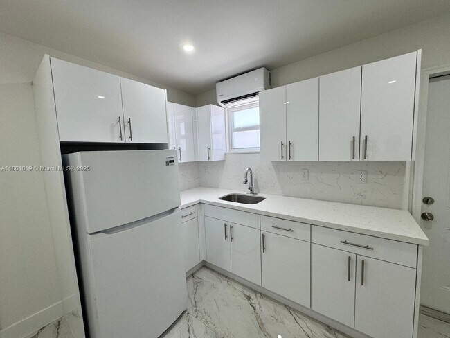 Building Photo - 11000 SW 47th Terrace
