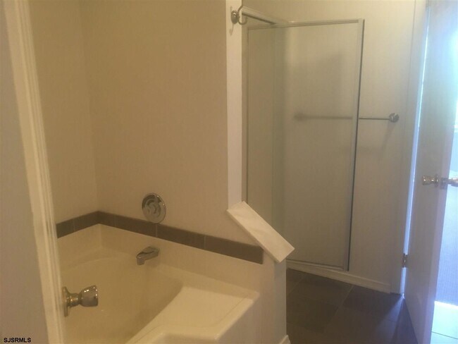 Building Photo - 15 Cambridge Townhouse Dr