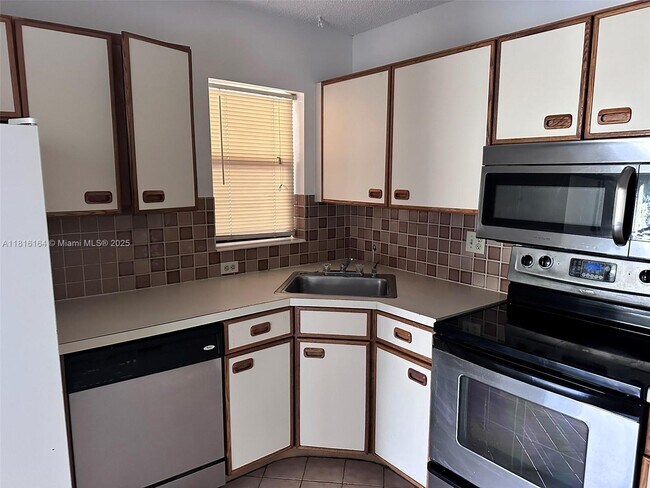 Building Photo - 2526 Carambola Cir N