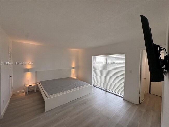 Building Photo - 1340 Lincoln Rd