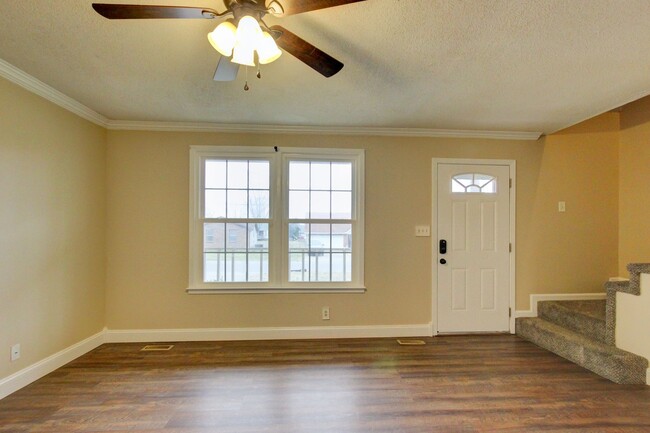 Building Photo - Fresh and Clean 4 bed Near Ft Campbell and...