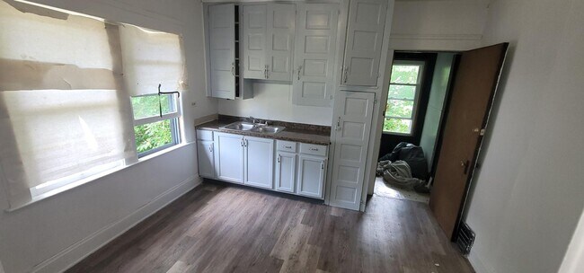 Building Photo - 626 E 130th St