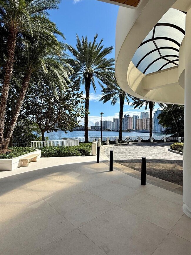 Building Photo - 2800 Island Blvd