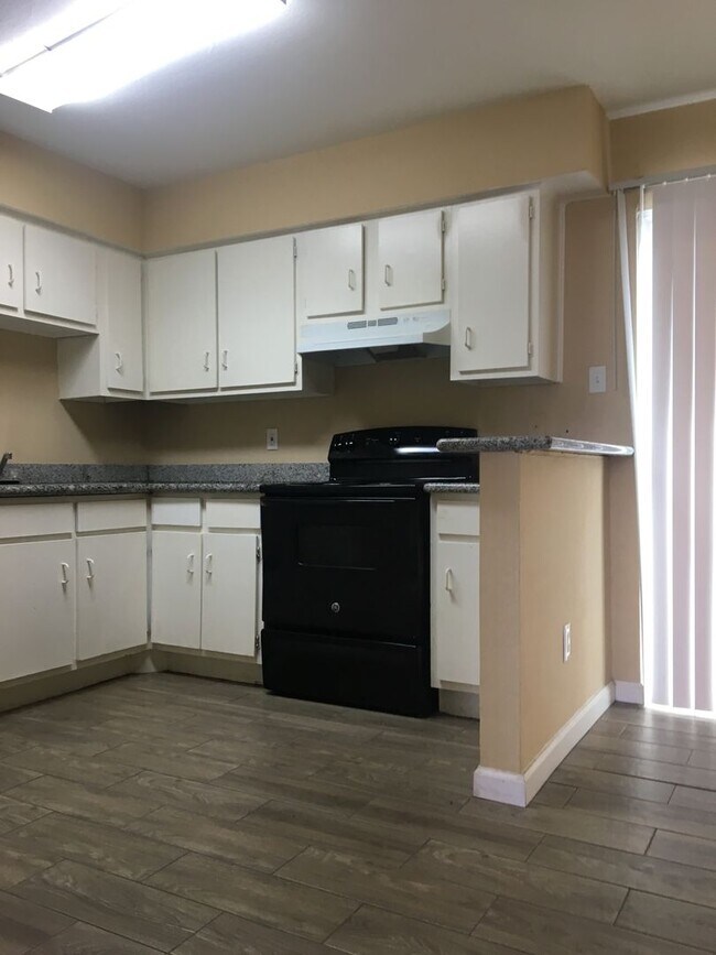 Building Photo - 2 BR 1.5 BA Two Story Townhome