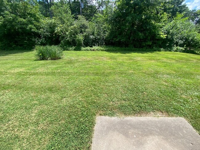 Building Photo - Charming 3-Bed Rental Home with Wood Floor...