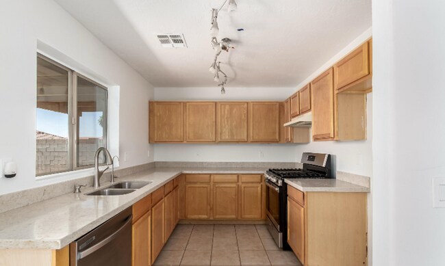 Building Photo - Charming Corner Lot Gem!