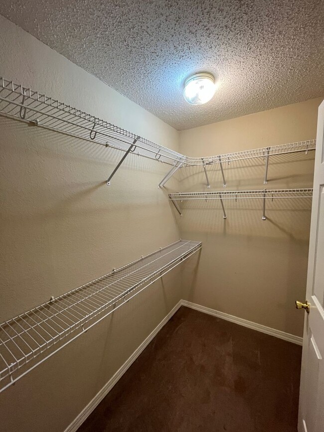 Building Photo - 3 bedroom 1. 5 bath home in Rogers / fence...