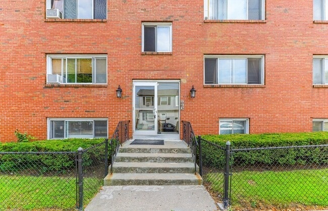 Primary Photo - 4090 Washington St