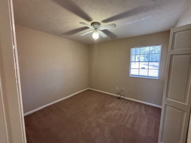 Building Photo - 2 bedroom 1 bath duplex unit off St Marys Road