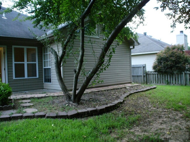 Building Photo - QUESTIONS PLEASE CONTACT Peggy Goodman 501...