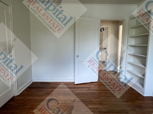 Building Photo - Spacious 3 Bedroom