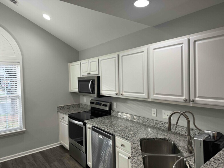 Building Photo - 139 Arlington Downs Blvd