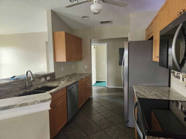 Building Photo - 20004 Lake Vista Cir