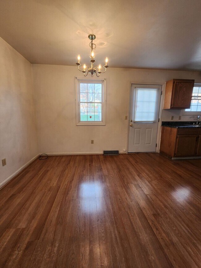 Building Photo - 811 E King St