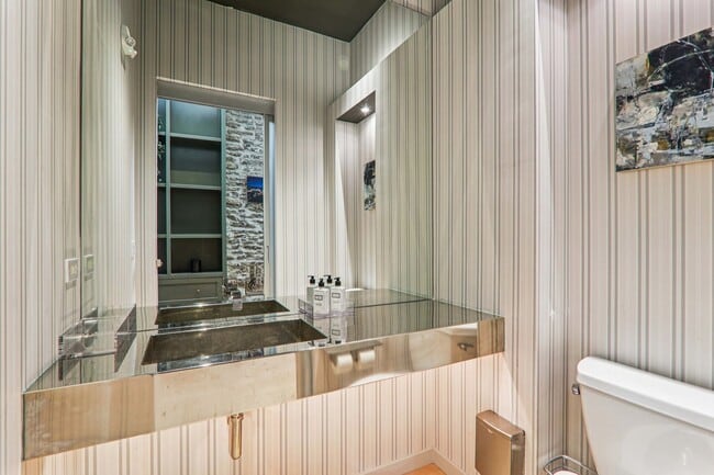 Building Photo - 107 W Main St