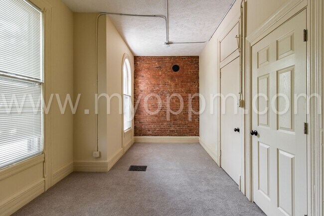 Building Photo - 1146 S 32nd St