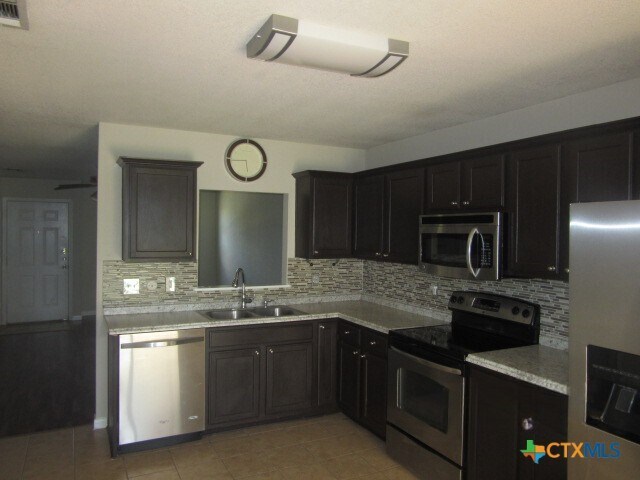 Building Photo - 1213 Fox Creek Dr